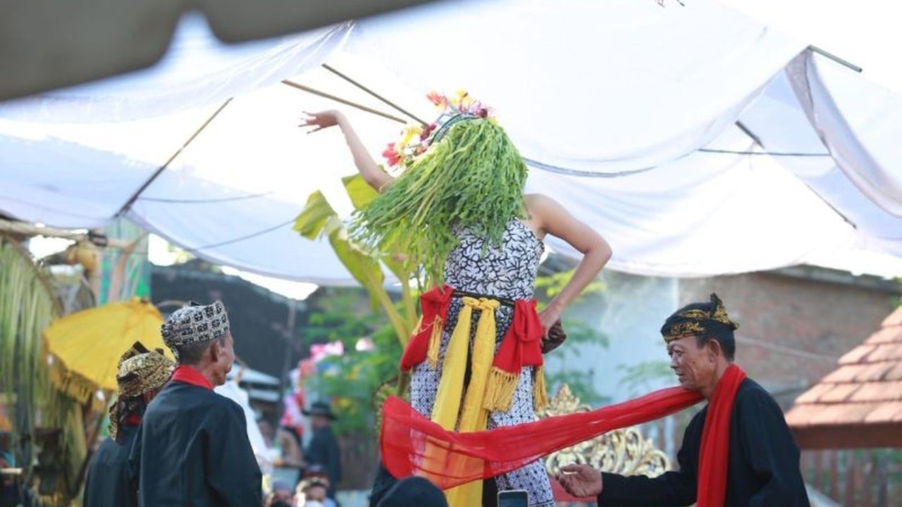 Kabupaten Banyuwangi, Jawa Timur, menawarkan beragam atraksi seni budaya menarik bagi wisatawan selama libur Lebaran, mulai dari Barong Ider Bumi hingga Boyolangu Culture Festival.