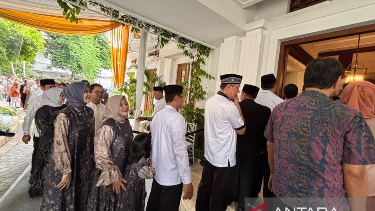 Mantan Gubernur DKI Jakarta Fauzi Bowo dan sejumlah pejabat Pemprov DKI Jakarta turut hadir dalam acara gelar griya atau open house yang diadakan Gubernur DKI Jakarta Pramono Anung Wibowo di Menteng.
