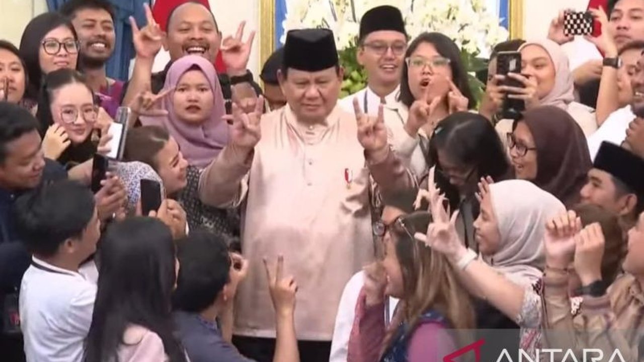 Presiden Prabowo Subianto belajar gerakan viral 'velocity' dari seorang wartawan saat acara open house Idul Fitri di Istana Merdeka, Jakarta.
