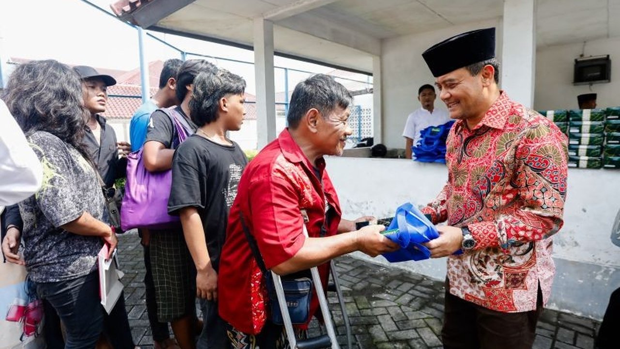 Gubernur dan Wagub Jateng, Ahmad Luthfi dan Taj Yasin Maimoen, menggelar acara silaturahmi dan pembagian zakat di Wisma Perdamaian Semarang, menandai Lebaran pertama mereka sebagai pejabat sipil.