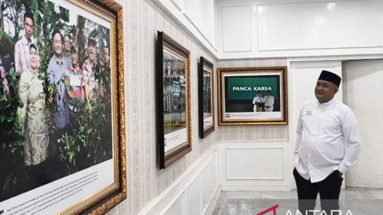 Bupati Bogor, Rudy Susmanto, menampilkan karya-karya fotografi dari Persatuan Fotografer Indonesia (PFI) Bogor dalam acara open house, memamerkan keindahan dan potensi Kabupaten Bogor.