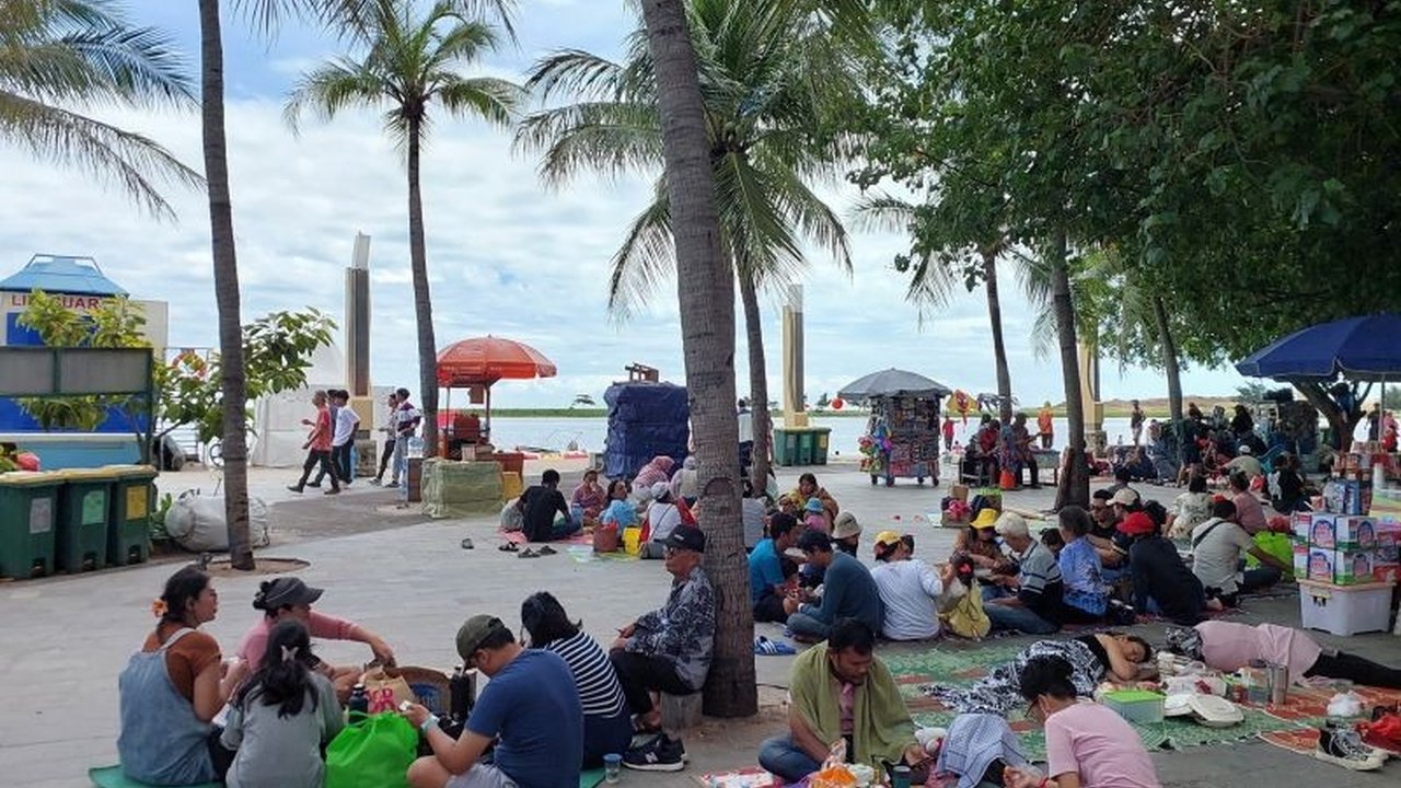Libur Lebaran, Pantai Ancol di Jakarta Banjir Pengunjung!