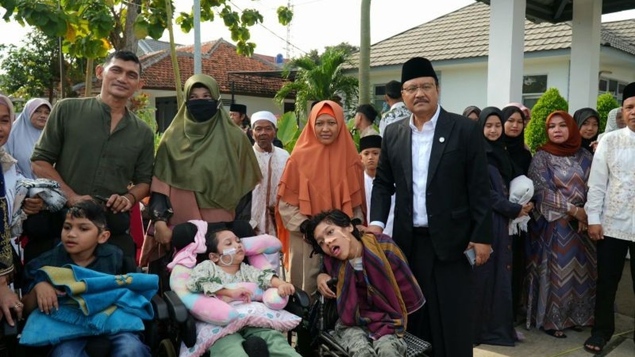Menteri Sosial Saifullah Yusuf menyemangati penerima bantuan sosial di Sentra Mulya Jaya dan menekankan pentingnya kemandirian serta optimisme dalam meraih kehidupan yang lebih baik.