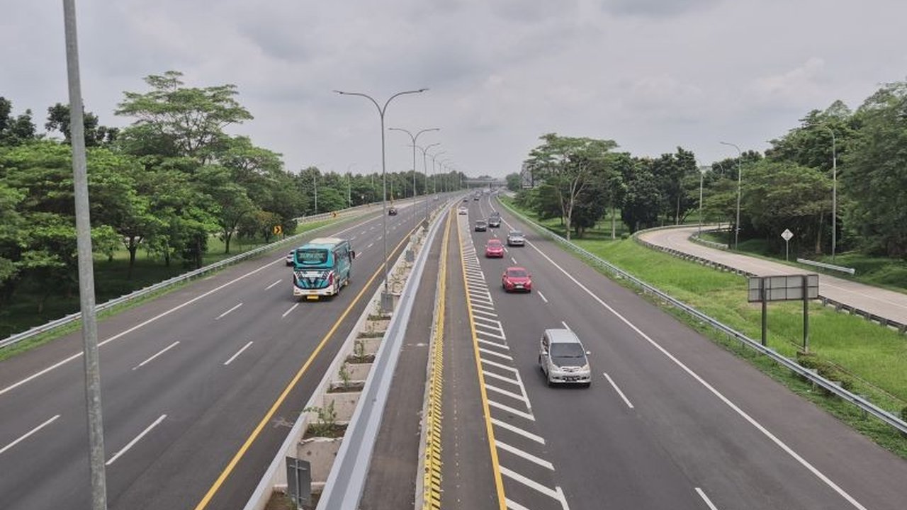 Arus lalu lintas di Tol Cipali terpantau ramai lancar pada hari Lebaran, berbeda dengan Tol Jakarta-Cikampek yang mengalami kepadatan dan menerapkan contraflow.