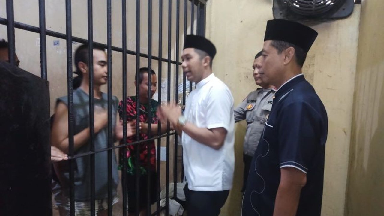 Polsek Kelapa Gading, Jakarta Utara, menggelar acara makan bersama atau halal bi halal dengan para tahanannya sebagai bentuk kepedulian di Hari Raya Idul Fitri 1446 H.