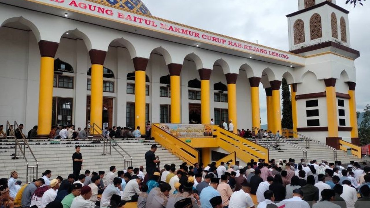 Bupati Rejang Lebong, Muhammad Fikri, mengajak masyarakat merayakan Idul Fitri 1446 H dengan tertib, menekankan keselamatan berlalu lintas dan pentingnya silaturahmi.