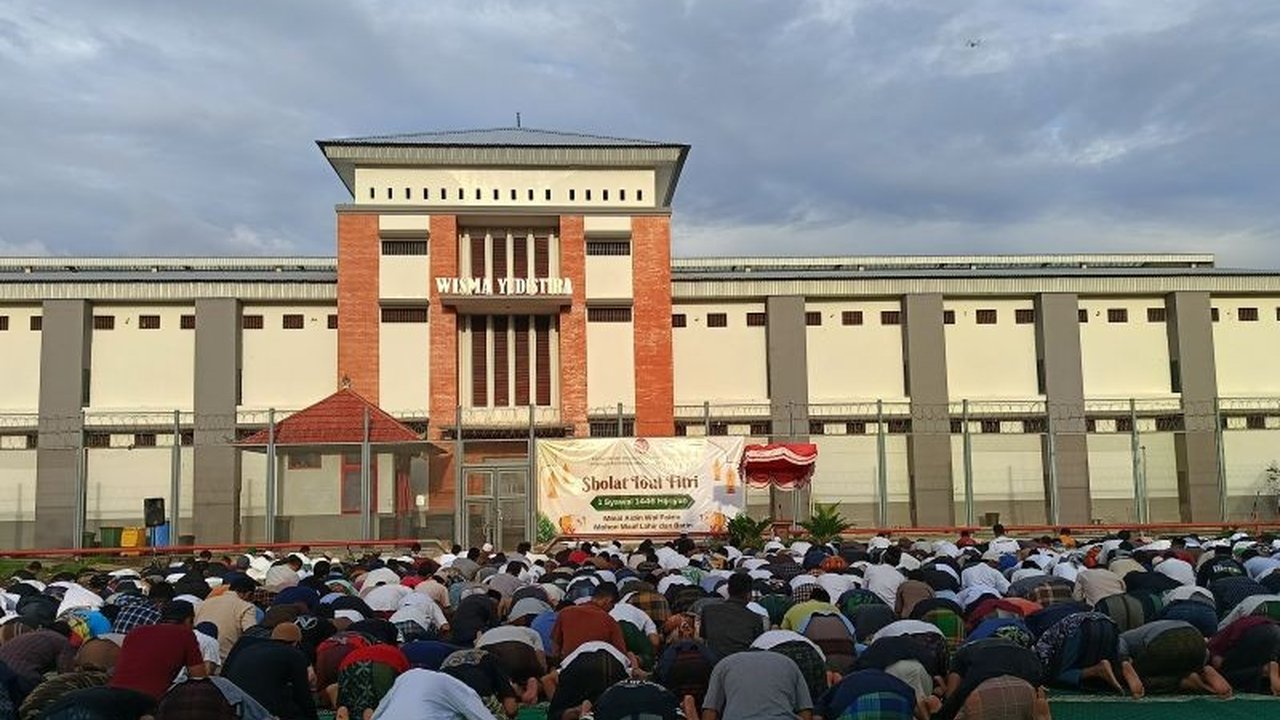 Lebih dari 900 warga binaan Lapas Kerobokan, Bali, melaksanakan shalat Idul Fitri 1444 H, dengan penekanan pada pentingnya akhlak mulia sebagai bagian tak terpisahkan dari ibadah.