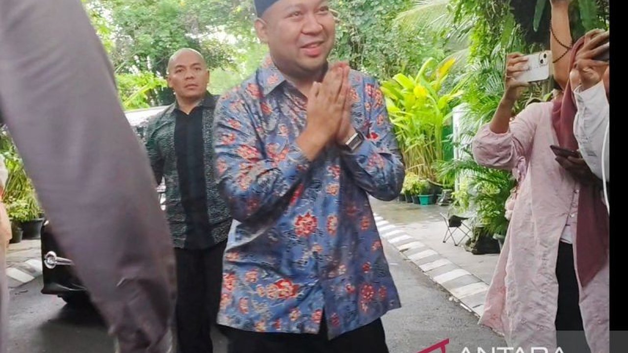 Didit Prabowo, putra Presiden Prabowo Subianto, beserta sejumlah tokoh nasional lainnya mengunjungi Presiden Jokowi di Solo pada Lebaran pertama, memicu spekulasi mengenai dinamika politik nasional.