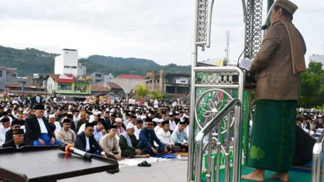 Khatib Idul Fitri di Mamuju mengajak umat Muslim menjaga empat pilar kesalehan; vertikal, rumah tangga, sosial, dan bernegara, untuk kemajuan bangsa dan pembangunan.