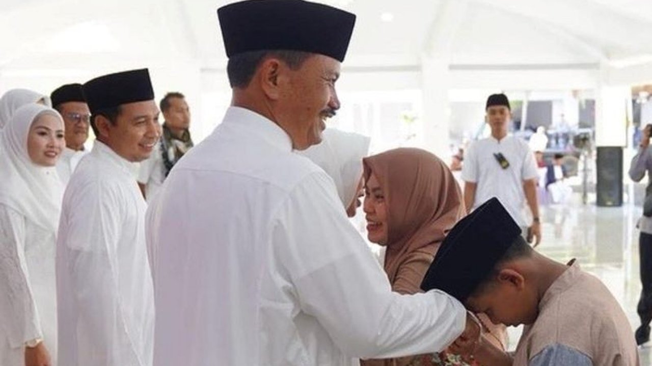 Wali Kota Madiun, Maidi, menggelar acara open house di rumah dinas usai Shalat Idul Fitri untuk mempererat silaturahmi dan kebersamaan dengan warga.