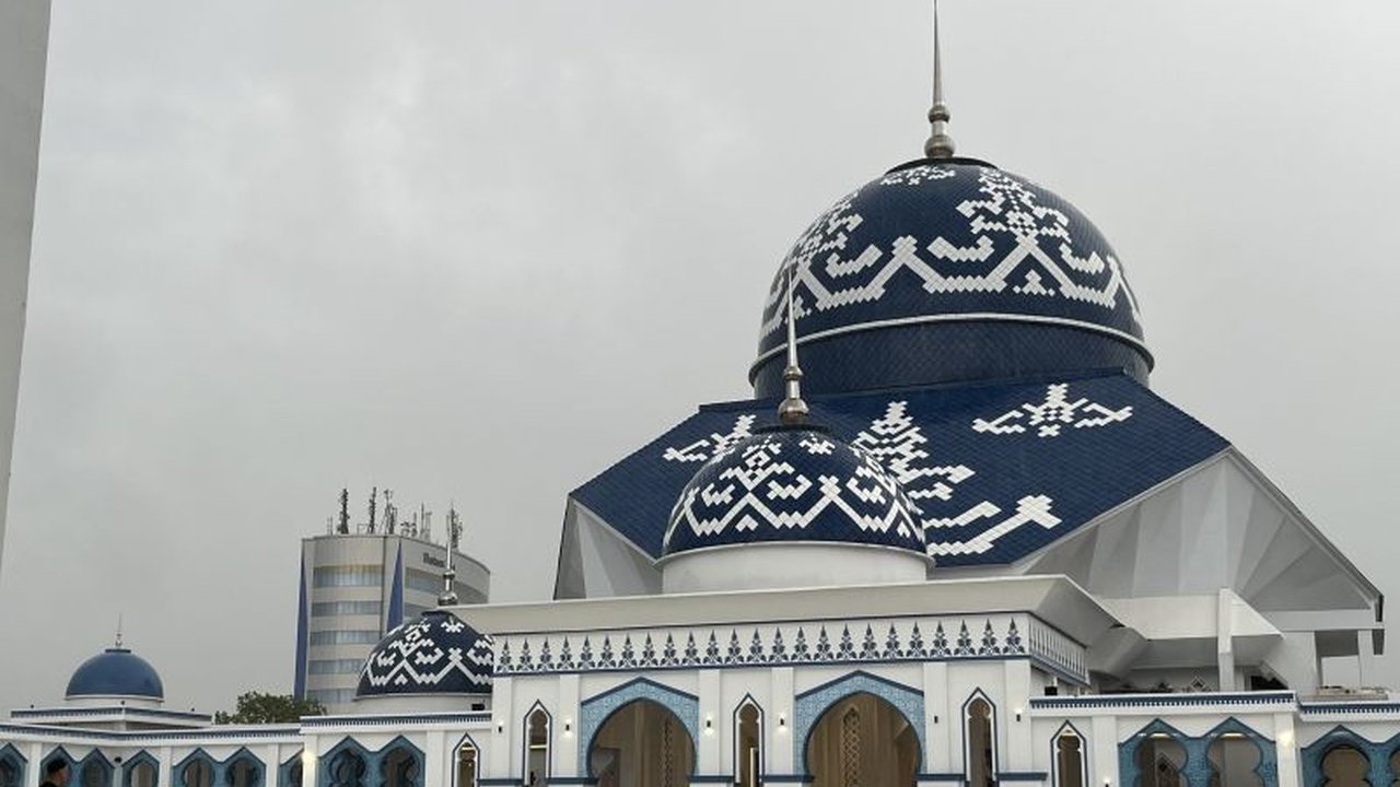 Shalat Idul Fitri 1446 H di Batam dialihkan ke Masjid Agung Raja Hamidah akibat hujan deras yang mengguyur Kota Batam pada Senin pagi, meskipun demikian antusias masyarakat tetap tinggi.