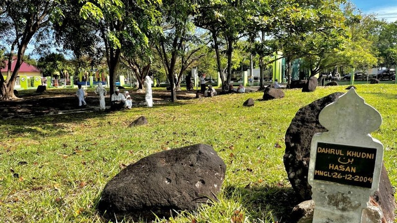 Ribuan peziarah memadati Kuburan Massal Ulee Lheue di Banda Aceh pada Lebaran untuk mendoakan korban tsunami Aceh 2004, mengenang tragedi dan mendoakan keluarga yang hilang.