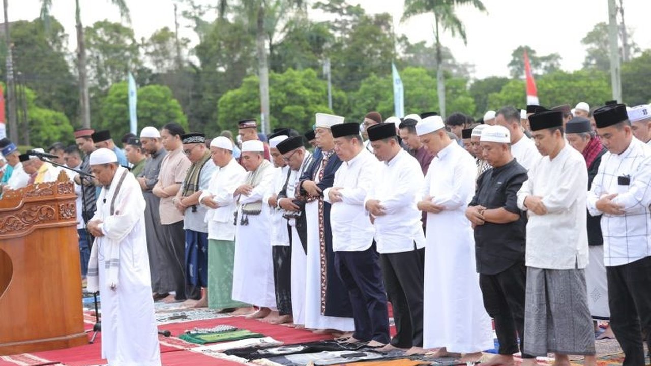 Kepolisian Daerah Kepulauan Bangka Belitung mengamankan 257 masjid dan mengerahkan 1.558 personel gabungan untuk memastikan keamanan dan kelancaran Shalat Idul Fitri 1446 H, menciptakan suasana ibadah yang khusyuk dan kondusif.