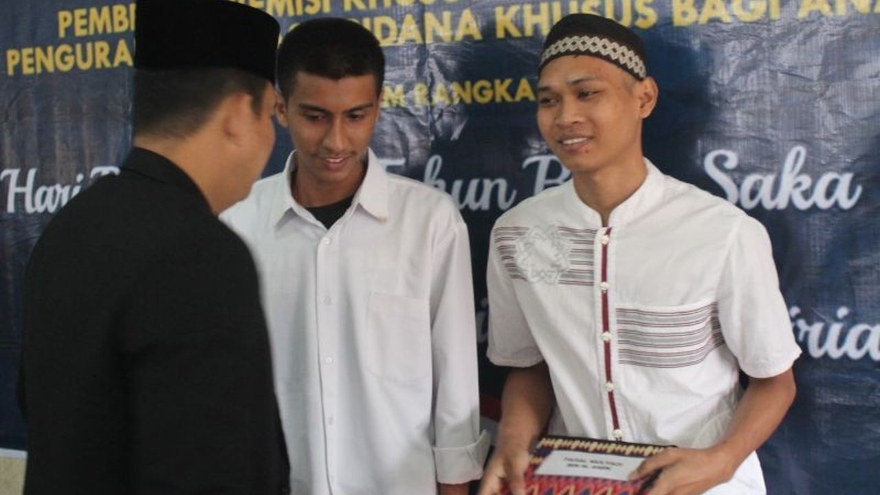 Lapas Cianjur berikan remisi Idul Fitri 1446 H kepada 392 warga binaan, dua di antaranya langsung bebas setelah potongan masa tahanan.