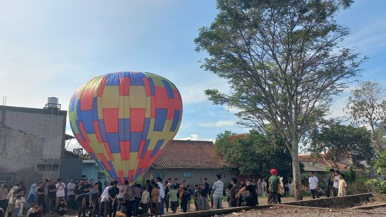 Warga Garut merayakan Lebaran dengan tradisi unik Ngapungkeun Balon, menerbangkan balon udara raksasa sebagai simbol silaturahmi dan hiburan.
