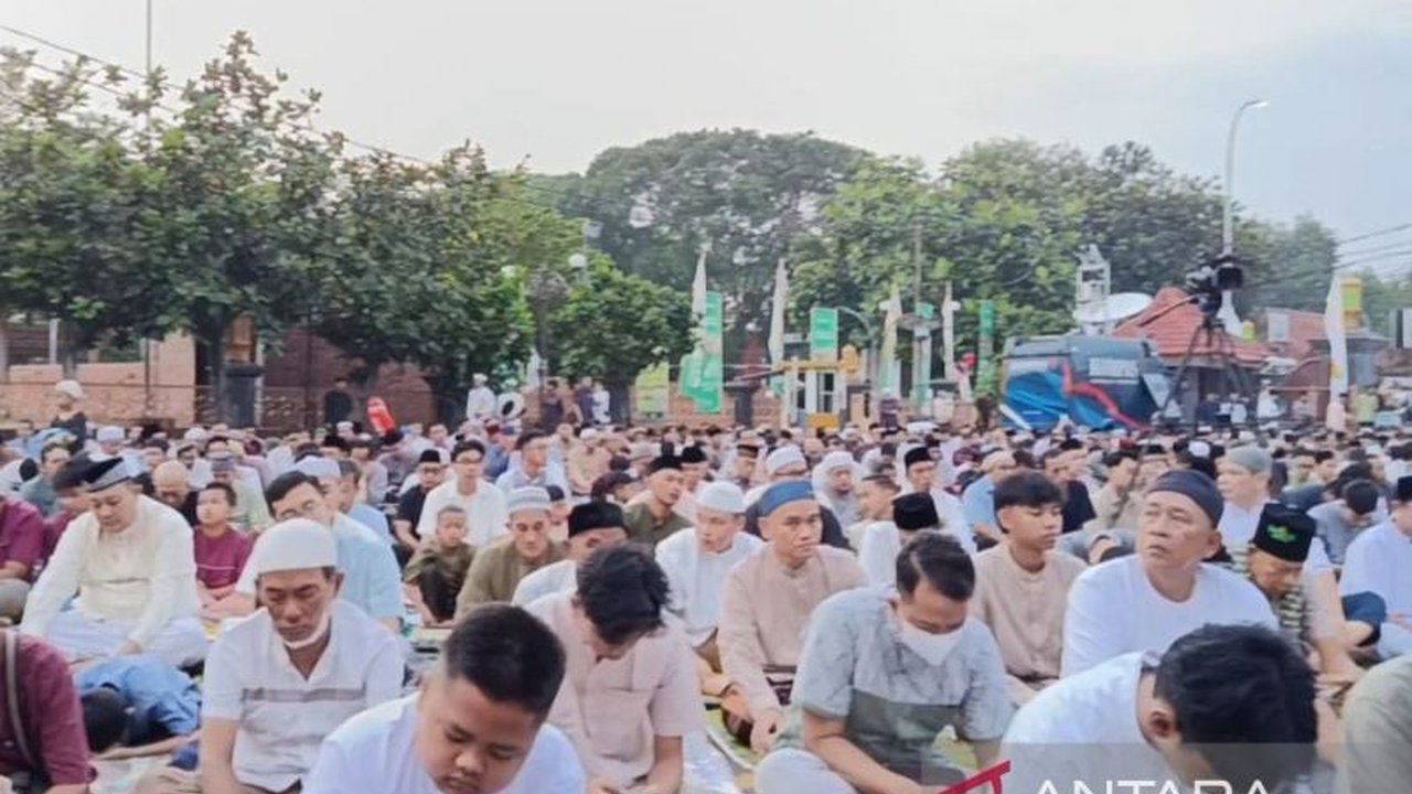 Dari kemegahan perayaan Lebaran di Cirebon pada masa kolonial hingga tradisi yang tetap lestari saat ini, artikel ini mengungkap sejarah dan makna di balik perayaan Idul Fitri di Kota Wali.