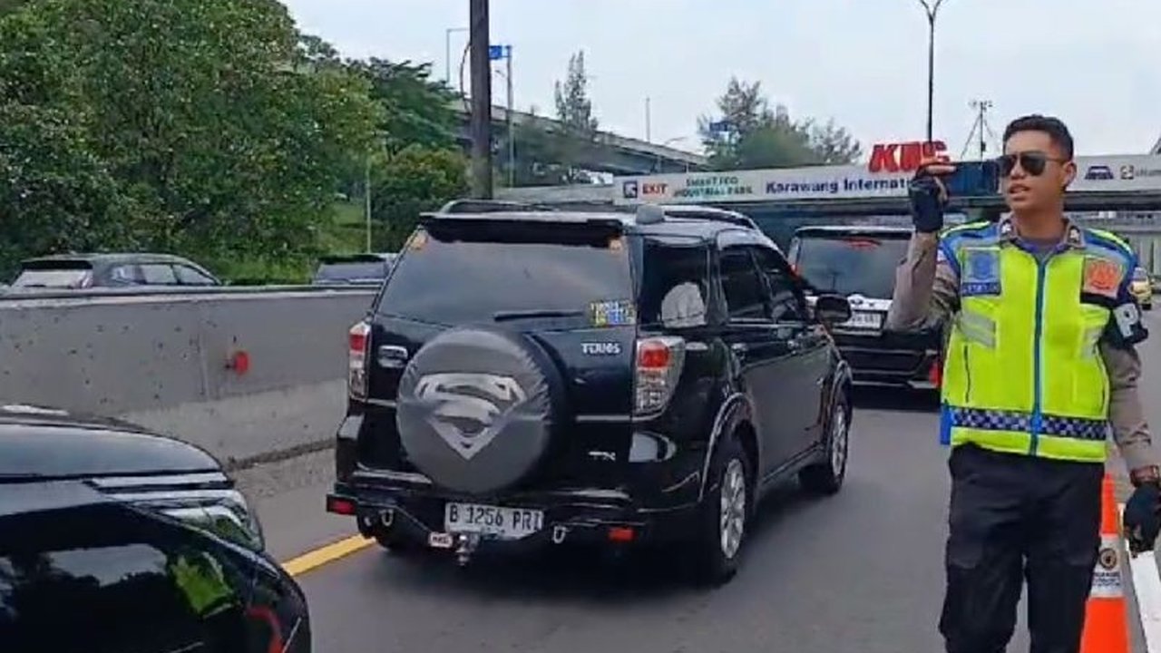 PT Jasamarga Transjawa Tol (JTT) mendukung kebijakan contraflow atau lawan arah di KM 47-65 Tol Japek untuk kelancaran arus mudik Lebaran 2025, mencatat peningkatan volume kendaraan dibanding tahun sebelumnya.