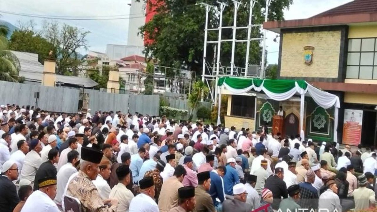 Khotib H. Amir Liputo mengajak umat Muslim di Manado untuk merenungkan kebesaran Allah SWT dan menjaga kesucian diri pasca Ramadhan di Idul Fitri 1446 H.