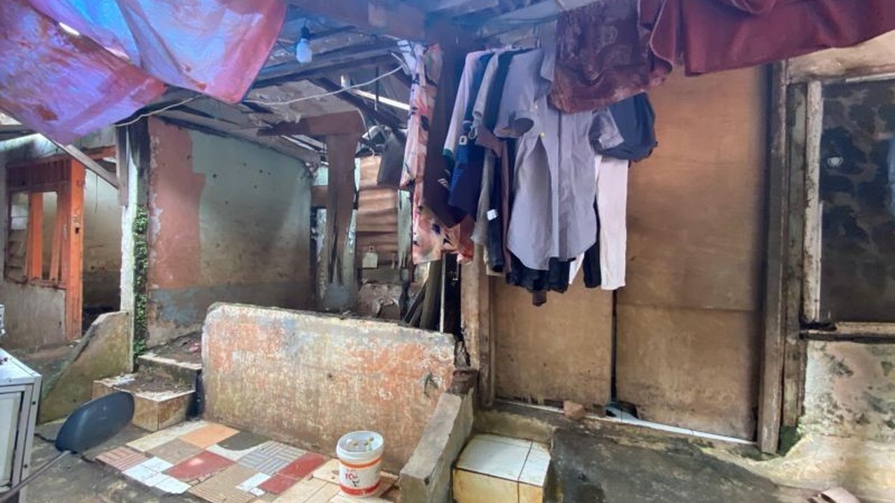 Perjuangan warga Jakarta di RW kumuh untuk mendapatkan kehidupan lebih layak di tengah program penataan dan relokasi ke rusunawa yang penuh dilema.