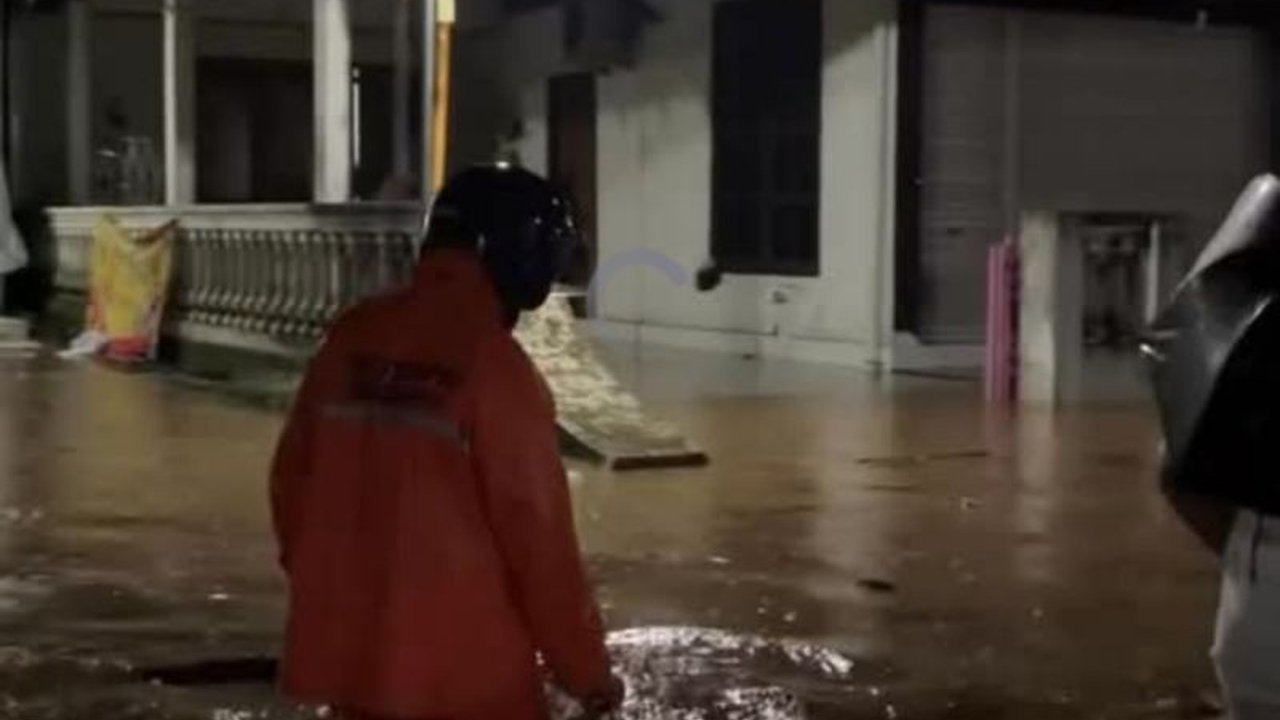 Meskipun diterjang banjir akibat cuaca ekstrem, warga Bantul tetap dapat melaksanakan Shalat Idul Fitri dan merayakan Lebaran berkat bantuan BPBD dan relawan.