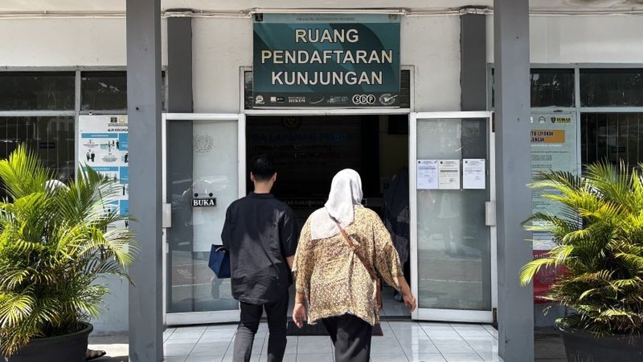 Lapas Sukamiskin, Bandung, membuka kunjungan keluarga bagi warga binaan selama tiga hari Lebaran 2025 dengan protokol keamanan ketat untuk mencegah pelarian narapidana.