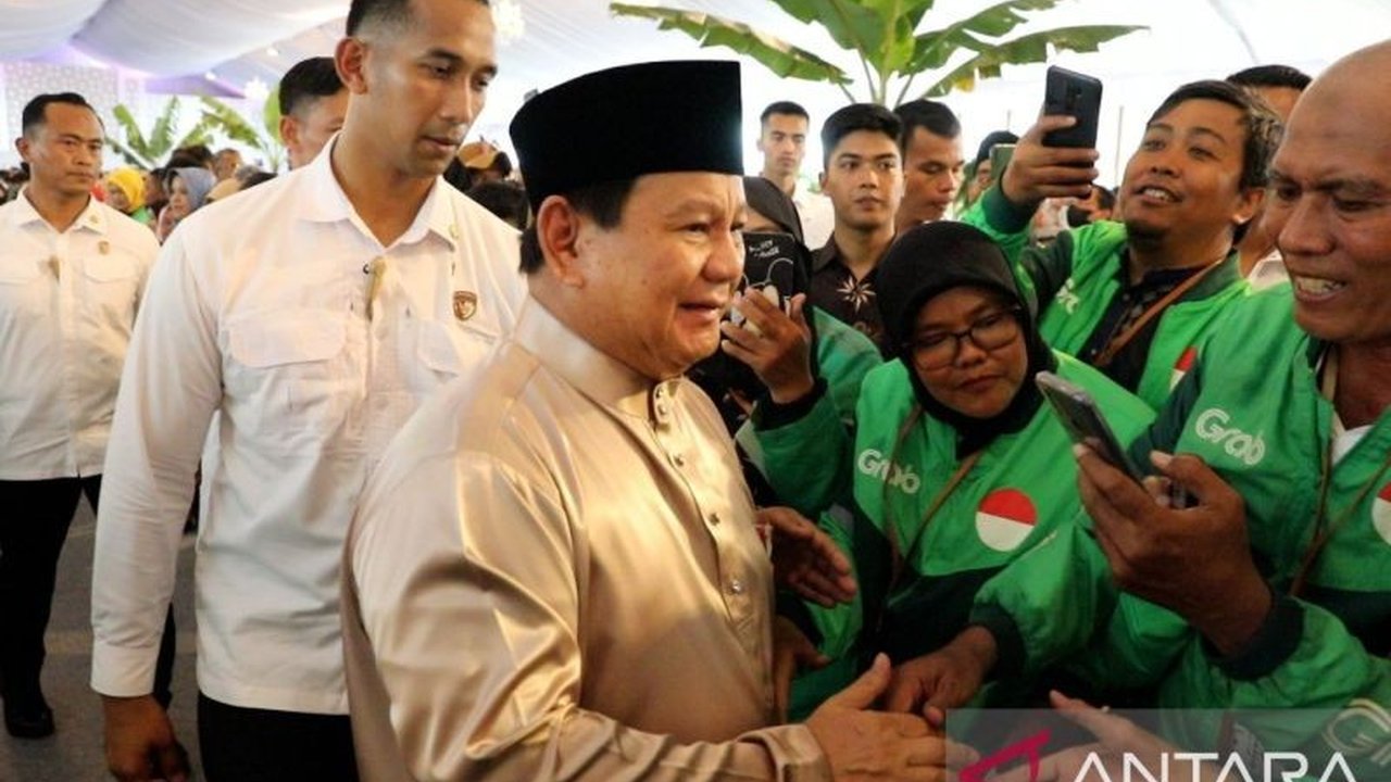 Para pengemudi ojek online (ojol) membagikan pengalaman berkesan mereka merayakan Lebaran bersama Presiden Prabowo Subianto di Istana Kepresidenan, termasuk menerima bonus Hari Raya yang pertama kali mereka terima.