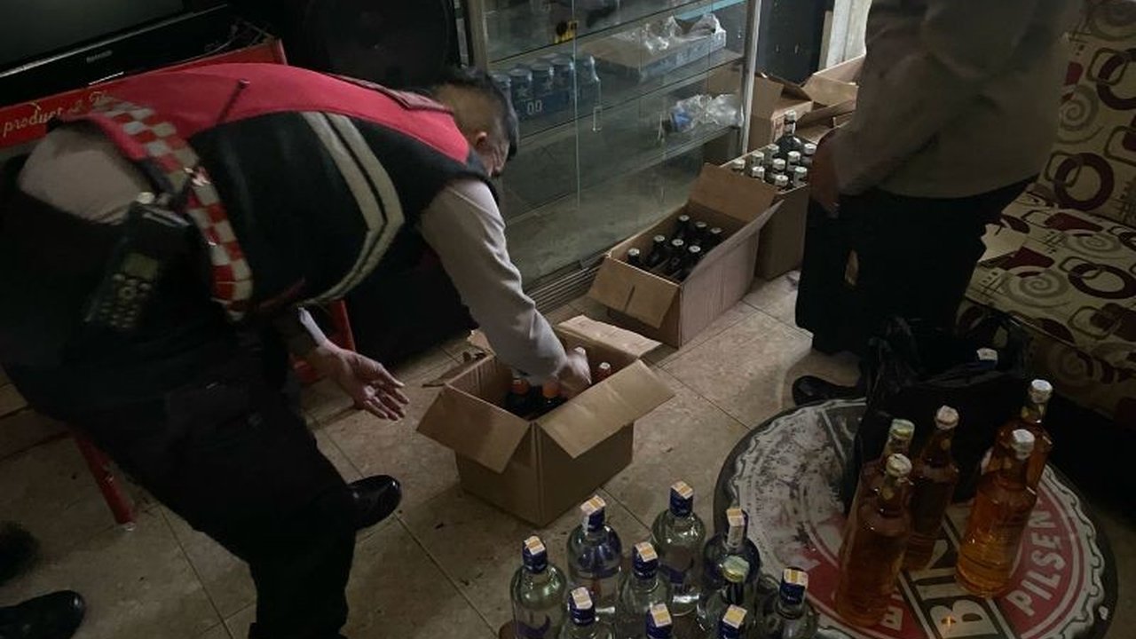 Polres Garut Gagalkan Peredaran Ratusan Botol Miras saat Malam Takbiran