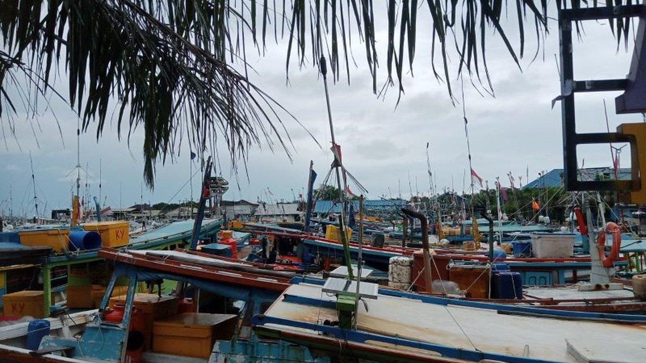 Nelayan di Belitung libur melaut selama Idul Fitri 1446 H, sekitar 400 kapal bersandar di Pelabuhan Perikanan Nusantara Tanjungpandan untuk merayakan hari raya bersama keluarga.