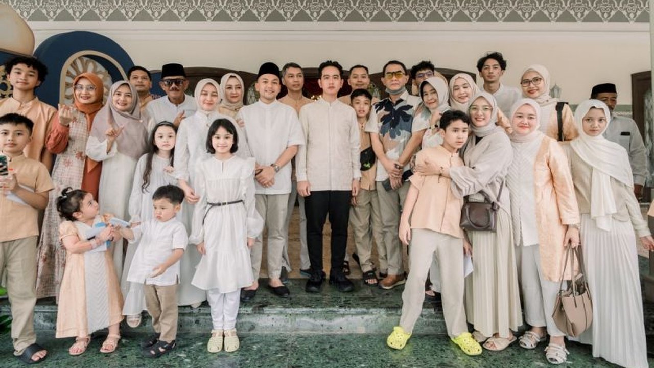 Wali Kota dan Wakil Wali Kota Surakarta, Gibran Rakabuming Raka dan Teguh Prakosa, menyapa warga Solo secara langsung dalam acara gelar griya di Loji Gandrung, membahas program prioritas seperti isu perempuan dan pengentasan kemiskinan.