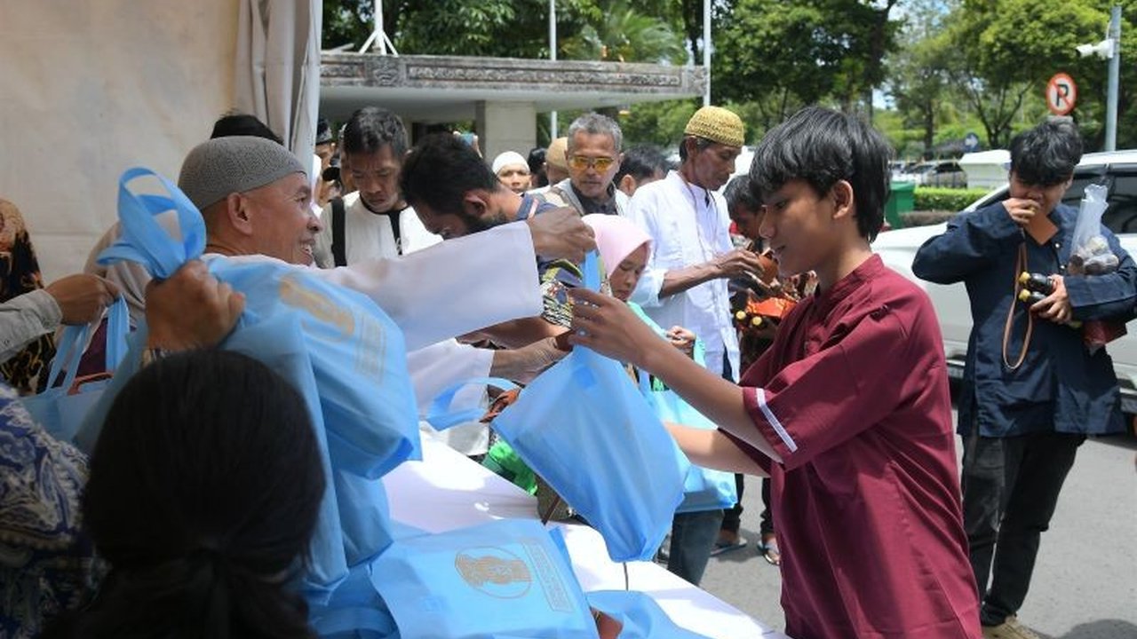 Istana Kepresidenan Bagikan 5.000 Bingkisan Lebaran, Warga Antusias Rayakan Idul Fitri Bersama Presiden