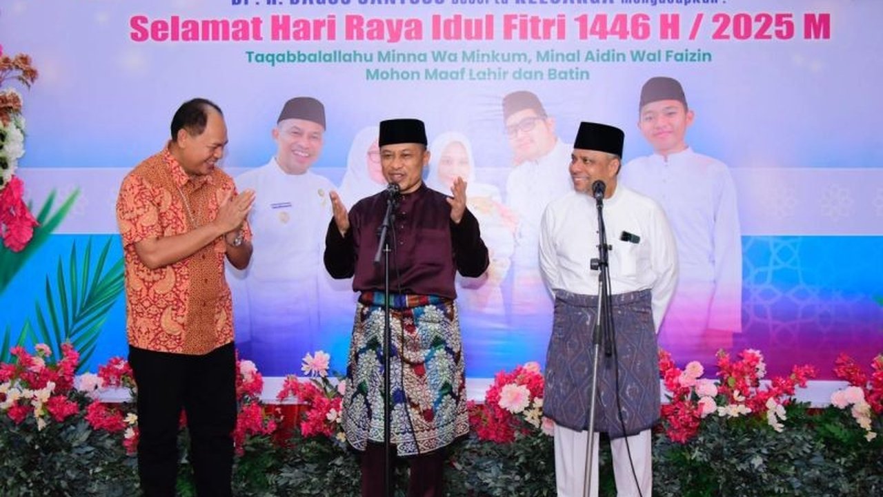 Wakil Bupati Bengkalis Bagus Santoso menerima kunjungan silaturahmi dari berbagai kalangan masyarakat, termasuk warga Tionghoa, Katolik, dan perantau dari Brunei, pada Lebaran pertama 1446 Hijriah.