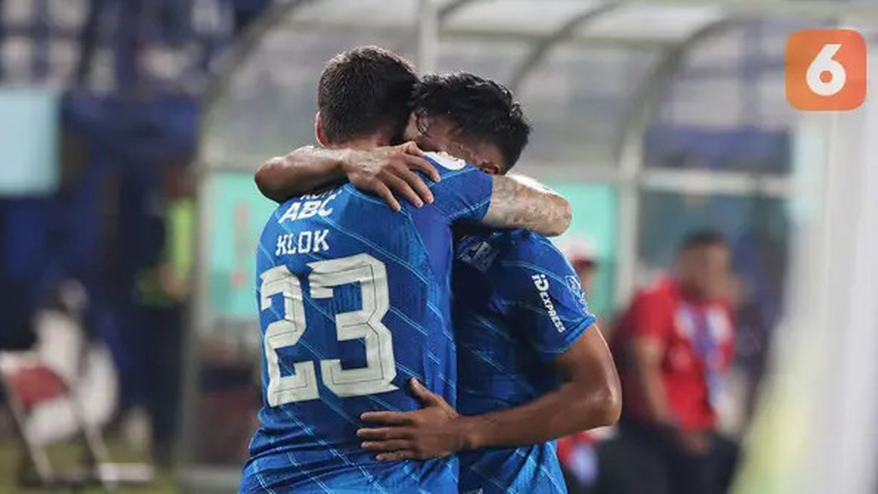 Selebrasi pemain Persib Bandung, Ciro Alves (kanan) bersama Marc Klok setelah mencetak gol pertama timnya ke gawang Bali United pada laga leg kedua semifinal Championship Series BRI Liga 1