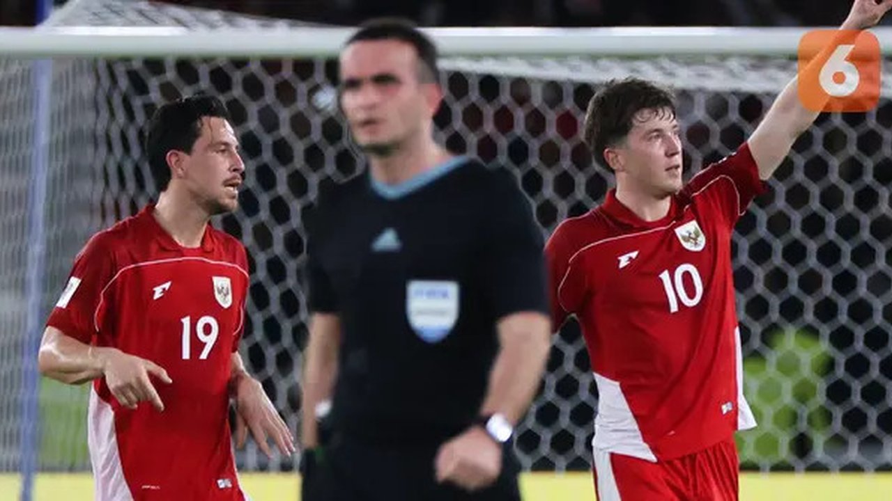 Ekspresi kegembiraan bintang Timnas Indonesia, Ole Romeny (kanan), setelah mencetak gol ke gawang Bahrain pada pertandingan kualifikasi Piala Dunia 2026 di Stadion Utama Gelora Bung Karno, Ja
