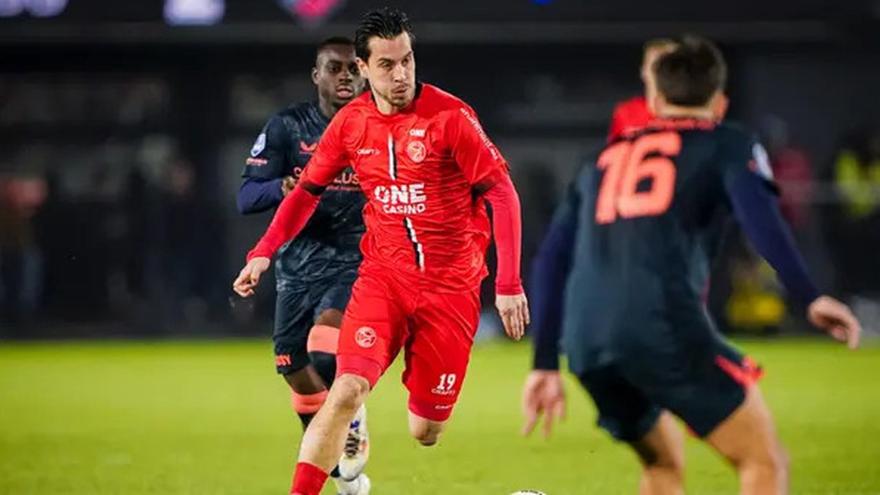 Thom Haye bermain untuk Almere City di Eredivisie 2024/2025. (Bola.com/almerecity.nl)