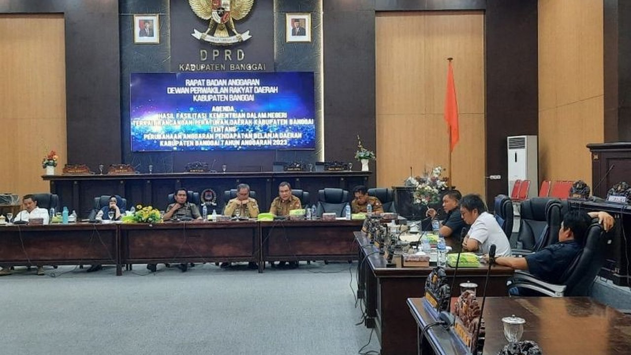 APBD Kabupaten Banggai tahun 2025 mencapai Rp3,25 triliun, dengan rincian belanja daerah Rp3,25 triliun, pendapatan daerah Rp3,07 triliun, dan pembiayaan daerah Rp185,17 miliar.  Anggaran tersebut dialokasikan untuk berbagai sektor pembangunan daerah.