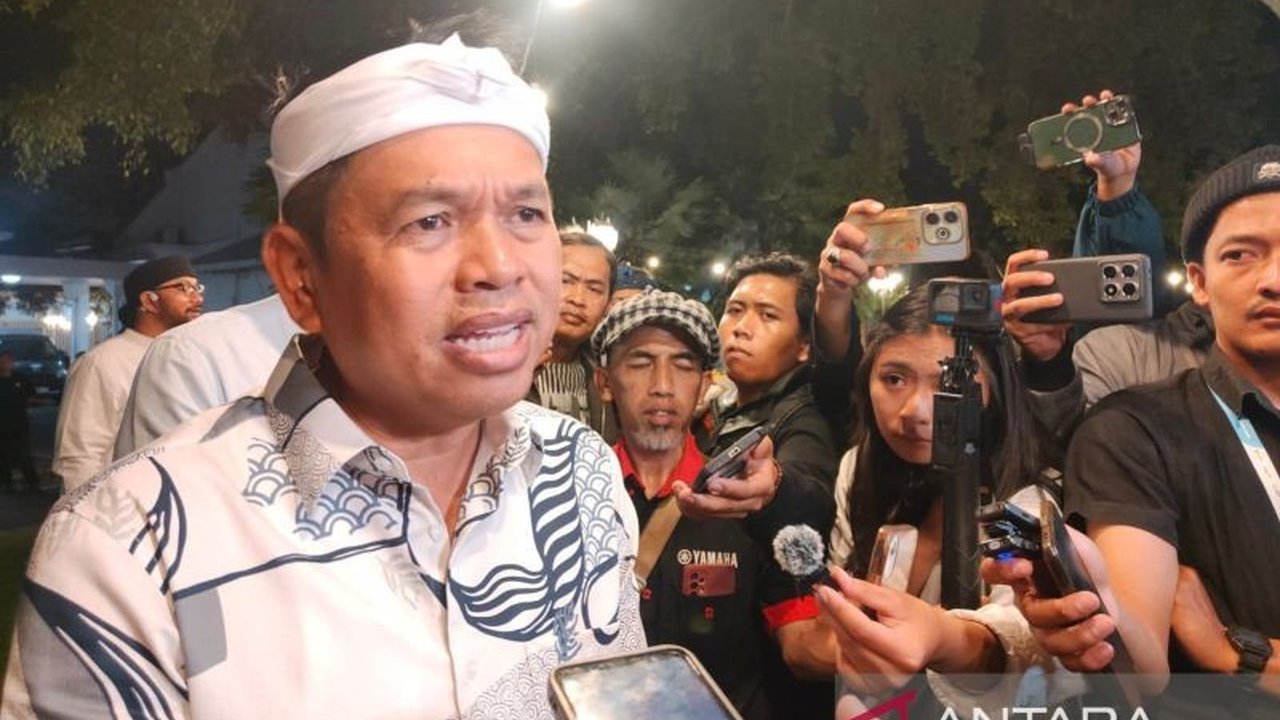 Gubernur Jawa Barat, Dedi Mulyadi, mengimbau pengelola wisata untuk mempersiapkan diri menghadapi libur Lebaran 2025, termasuk infrastruktur, keamanan, dan SDM yang kompeten guna mencegah insiden dan pungli.