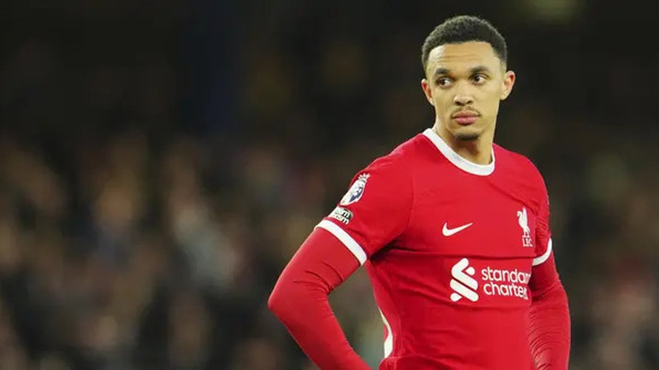 Pemain Liverpool, Trent Alexander-Arnold, tampak lesu setelah ditaklukkan Everton pada laga Liga Inggris dalam duel tunda pekan ke-29 Premier League 2023/2024, Kamis (25/4/2024). (AP Photo/Jo