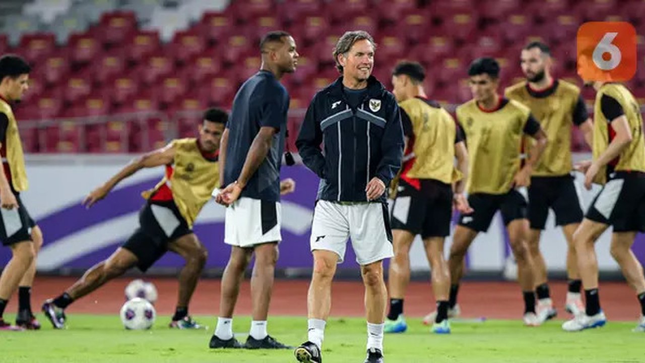Asisten pelatih Timnas Indonesia, Alex Pastoor dalam latihan resmi menjelang laga putaran ketiga Grup C Kualifikasi Piala Dunia 2026 di Stadion Utama Gelora Bung Karno (SUGBK), Senayan, Ja
