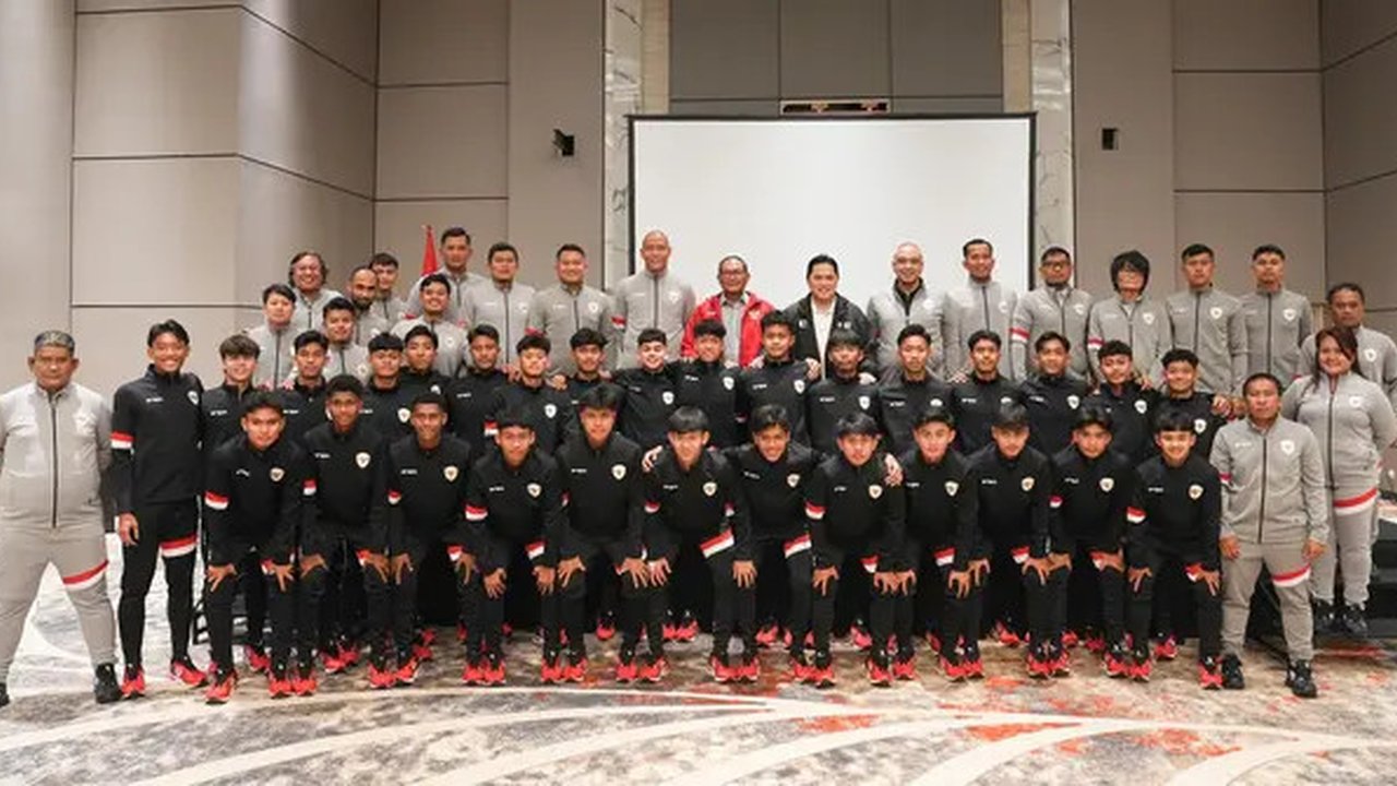 Ketua Umum PSSI Erick Thohir dan pemain timnas Indonesia U-17. (Istimewa)