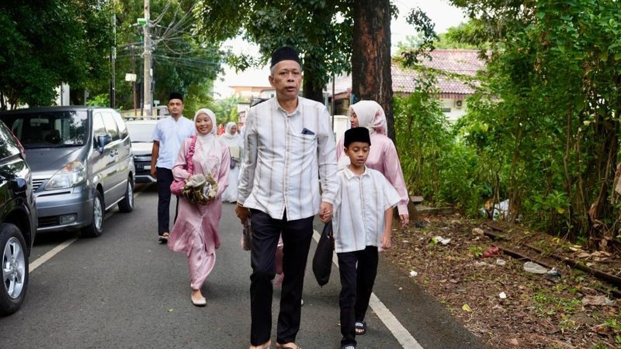 Wakil Menteri Sosial Agus Jabo Priyono beserta keluarga melaksanakan shalat Idul Fitri di Masjid Al-Hikmah, Duren Sawit, dan kemudian menghadiri acara halal bihalal di Istana Negara.