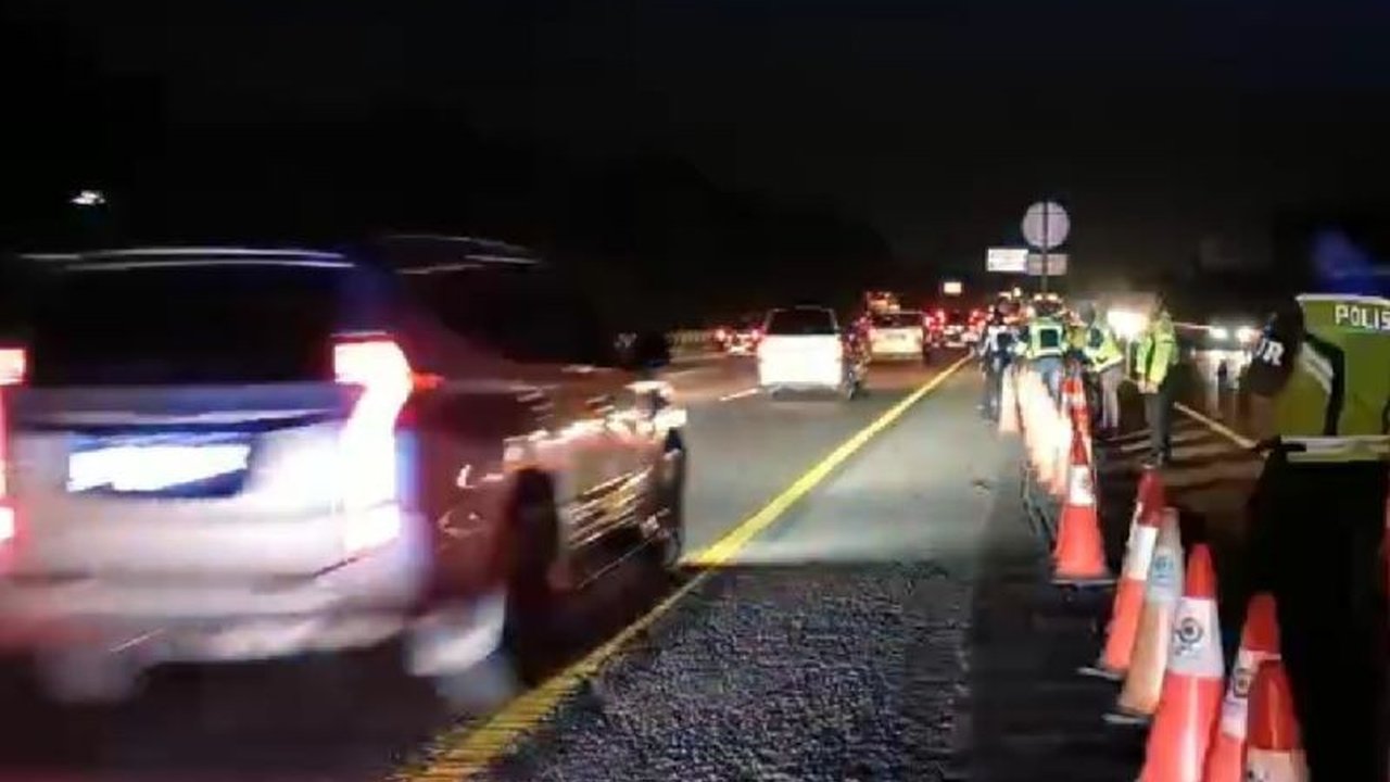 Rekayasa lalu lintas lawan arah di Tol Jakarta-Cikampek (Japek) telah dihentikan setelah kondisi lalu lintas kembali normal pada Senin malam.