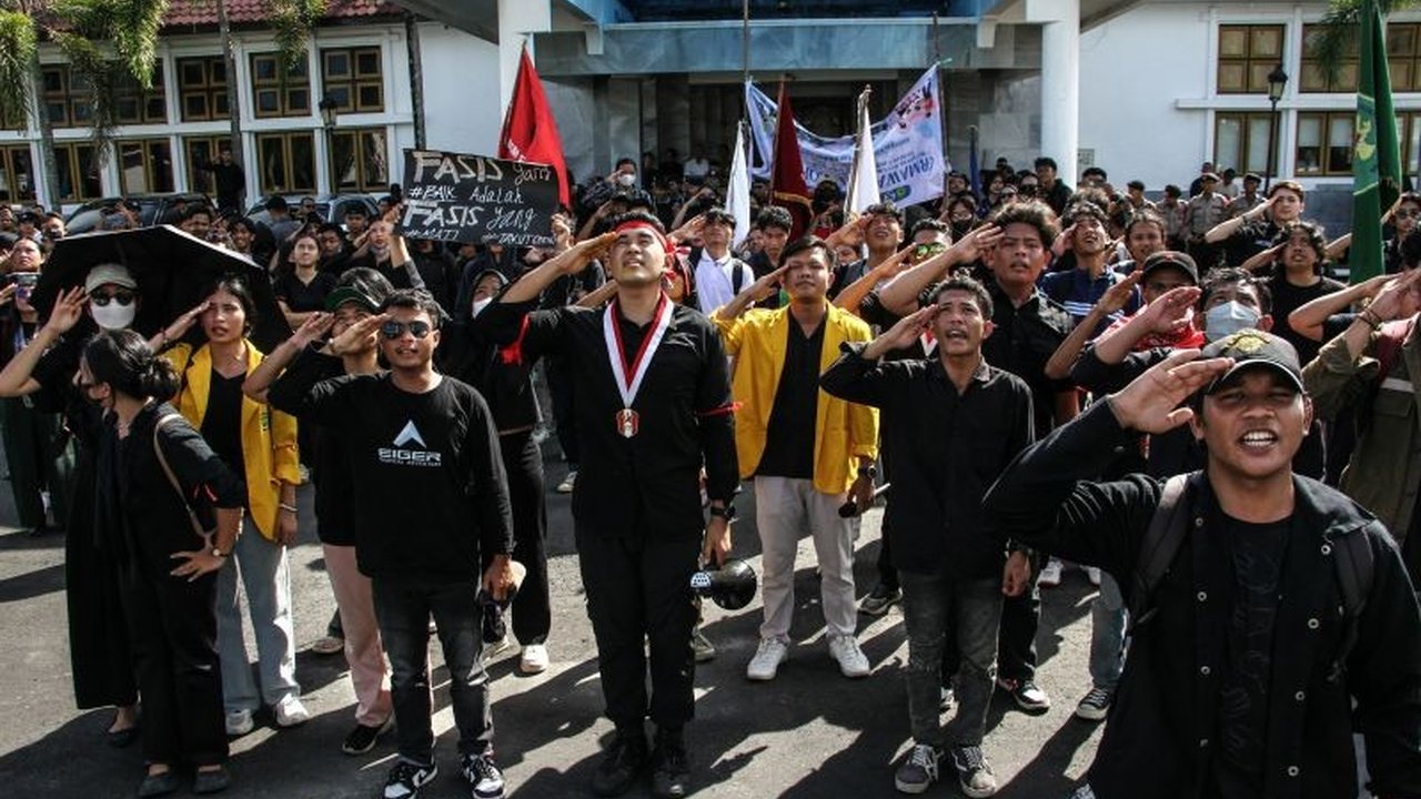 Artikel ini membahas tantangan pemimpin dalam menafsirkan suara rakyat, mencari keseimbangan antara opini mayoritas dan kehendak Ilahi, serta pentingnya peran para ahli dan komunikasi yang efektif.