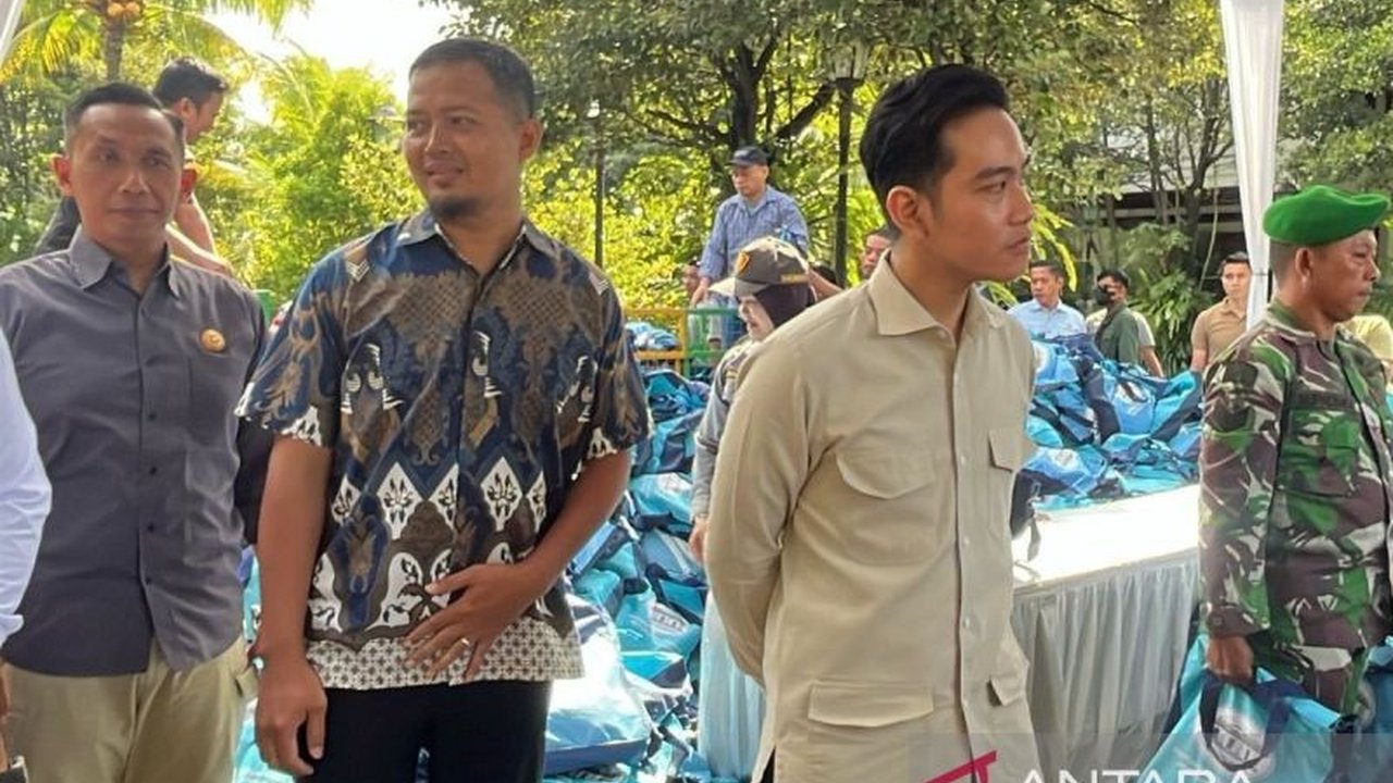 Wakil Presiden Gibran Rakabuming Raka mudik ke Solo, menampung aspirasi warga, dan membagikan 3000 paket sembako selama libur Idul Fitri.