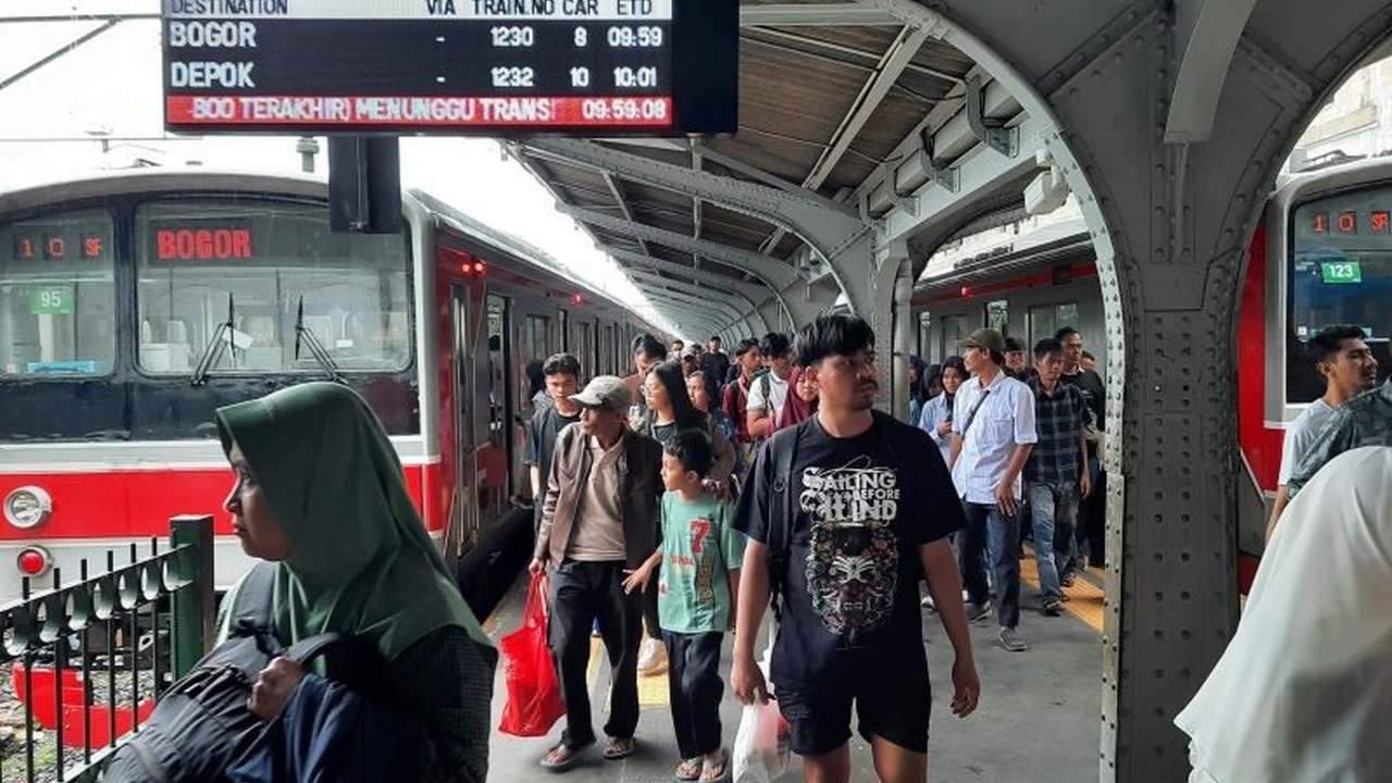 KRL relasi Bogor-Jakarta Kota dipadati keluarga yang menghabiskan libur Lebaran 2025 dengan mengunjungi tempat wisata seperti Museum Wayang di Kota Tua.