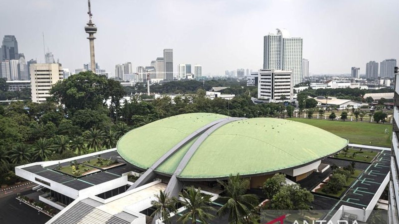 Direktur Indonesia Political Review (IPR) membantah anggapan bahwa pembuatan UU di DPR hanya ditentukan oleh satu atau dua orang, menekankan proses legislasi yang melibatkan pemerintah dan delapan fraksi.