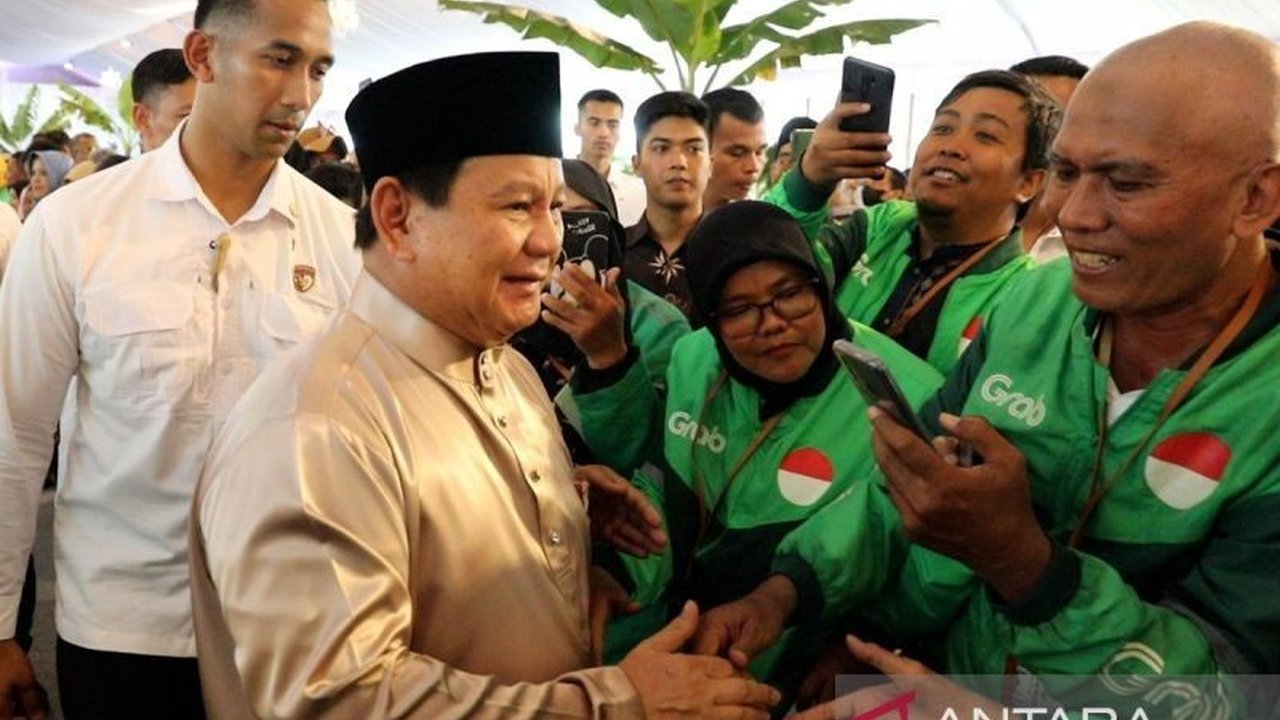 Pengamat politik Iwan Setiawan menilai antusiasme tinggi di acara open house Istana Merdeka dan shalat Idul Fitri membantah narasi mencekam di media sosial X.