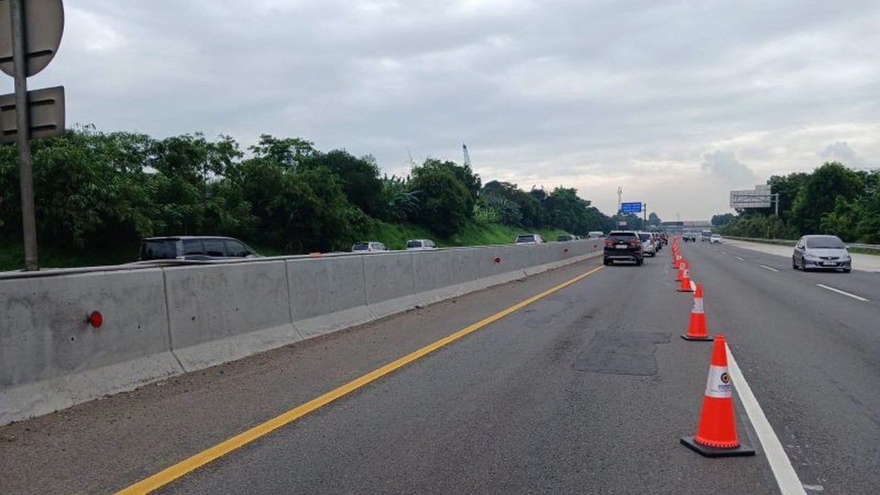 Jasa Marga menerapkan contraflow di Tol Cikampek KM 55-56 pada H2 Lebaran untuk mengatasi kepadatan arus mudik, imbauan keselamatan dan aplikasi informasi lalu lintas disampaikan.