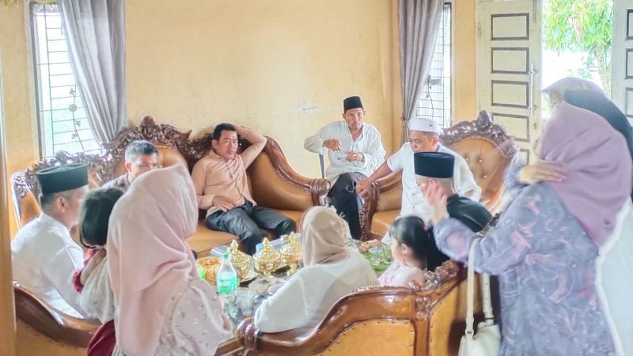 Masyarakat Palembang menjaga tradisi Besanjo, silaturahmi Lebaran dengan mengunjungi rumah tetangga dan keluarga, berbagi cerita, dan THR untuk anak-anak.