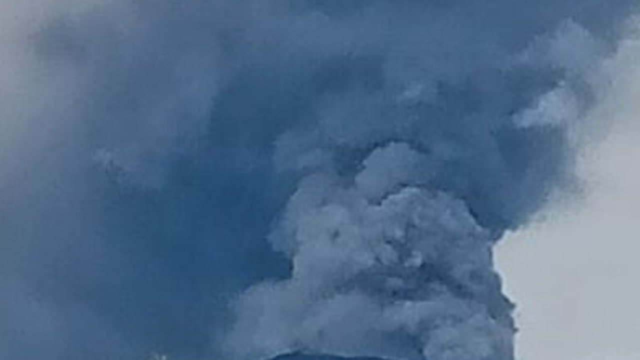 Gunung Dukono di Halmahera Utara erupsi pada Selasa pagi, menyemburkan abu vulkanik setinggi 1000 meter dan memicu peningkatan kewaspadaan di sekitar gunung tersebut.