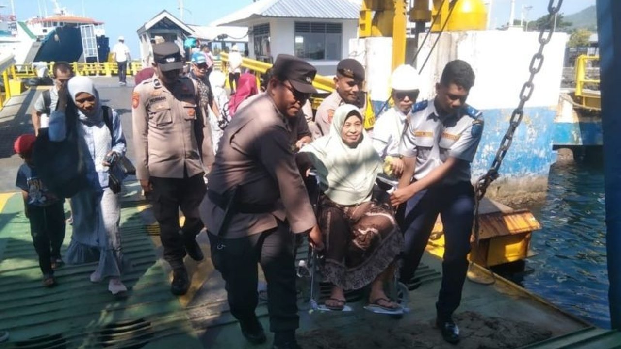 Kepolisian Resort Ternate meningkatkan pengamanan di pelabuhan-pelabuhan, terutama jalur penyeberangan Ternate-Tidore, untuk memastikan keselamatan transportasi laut selama musim mudik Lebaran 2025.